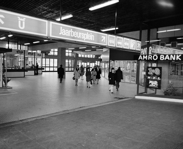 41640 Interieur van het Winkelcentrum Hoog Catharijne te Utrecht; uitgang Jaarbeursplein, met links de kaartjesloketten ...